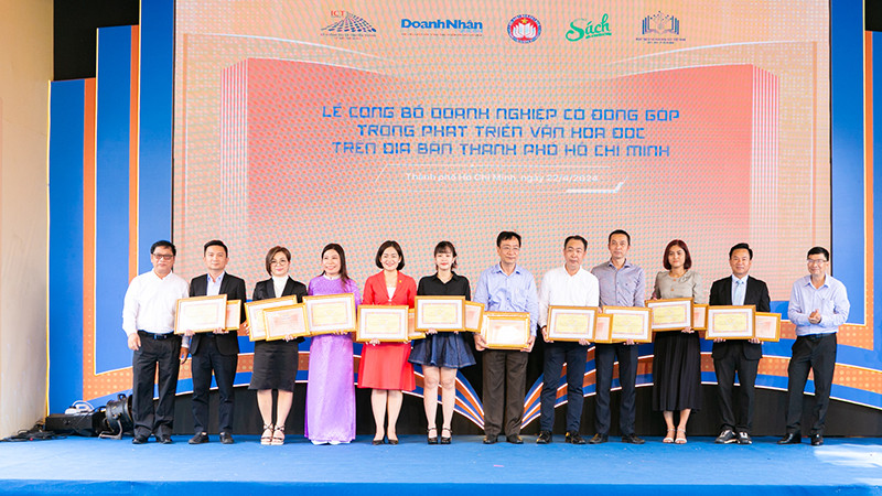 Tuyên dương các doanh nghiệp có văn hóa đọc tốt năm 2024.