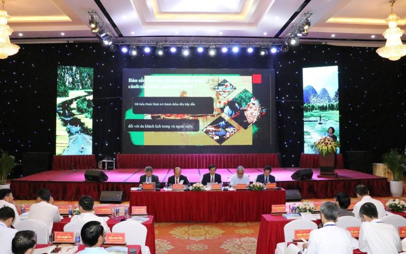 Phó giáo sư, Tiến sĩ Đoàn Minh Huấn, Ủy viên Trung ương Đảng, Bí thư Tỉnh ủy Ninh Bình điều hành tại phiên thứ nhất của hội thảo. (Ảnh: Đức Phương)