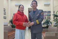 Đại diện tổ tàu bàn giao toàn bộ tài sản và giấy tờ cho bà Vi Thủy Tâm