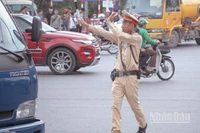 Ảnh minh họa: Chiến sĩ Cảnh sát giao thông đang thực hiện phân luồng giao thông.