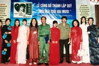Lễ ra mắt Quỹ “Mãi mãi tuổi 20” tại Văn Miếu, ngày 16/8/2005. Nhà thơ Phạm Tiến Duật (đứng giữa); thứ 4 và thứ 3 (từ phải qua) là Nhà văn Đặng Vương Hưng và bà Trần Hồng Dung.