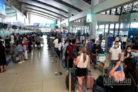 Hành khách xếp hàng chờ làm thủ tục tại Cảng hàng không quốc tế Tân Sơn Nhất.