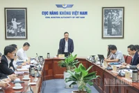 Cục trưởng Cục Hàng không Việt Nam Uông Việt Dũng chủ trì cuộc họp bảo đảm nhiên liệu sáng 9/3.