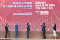 Lãnh đạo Tỉnh ủy Long An và Hội Doanh nghiệp trẻ Việt Nam và các đại biểu ấn nút khai mạc diễn đàn. 