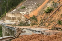 Sạt lở trên đèo Mimosa.