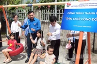 Đoàn đại biểu cùng đại diện chính quyền địa phương khánh thành công trình thanh niên "Sân chơi cộng đồng" trong khuôn khổ Hành trình.