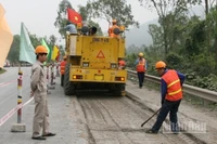 Ảnh minh họa: Công nhân đang bảo trì trên 1 tuyến đường Quốc lộ.
