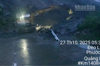 Cục Đường bộ Việt Nam xuyên đêm khắc phục các vị trí sạt lở do mưa lũ.