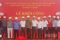 Đại diện Ủy ban nhân dân thành phố Hà Nội và chủ đầu tư dự án tại lễ khởi công.