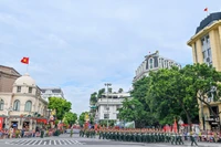 Các khối diễu binh đi qua khu phố Tràng Tiền.
