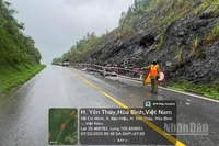 Lực lượng chức năng thuộc Sở Xây dựng tỉnh Hòa Bình túc trực hướng dẫn, cảnh báo các phương tiện đi qua đoạn đường trơn và có nguy cơ sạt lở cao.
