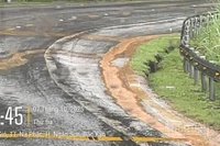 Tuyến quốc lộ nối tỉnh Thái Nguyên và Cao Bằng bị đứt gãy do ảnh hưởng của cơn bão số 11 vừa qua.