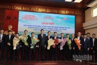 Thứ trưởng Bộ Xây dựng Bùi Xuân Dũng tặng hoa chúc mừng liên danh các nhà thầu thực hiện dự án xây dựng mở rộng cao tốc Thành phố Hồ Chí Minh -Trung Lương-Mỹ Thuận.