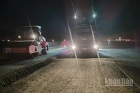 Thi công xuyên đêm trên công trường xây dựng cao tốc bắc-nam phía đông đoạn qua Đà Nẵng.