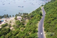 Quốc lộ 29 chạy qua vịnh Vũng Rô. (Ảnh: Báo Nhân Dân)