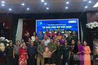 Gia đình Anh hùng Lực lượng vũ trang nhân dân-Liệt sĩ Lê Văn Dỵ trao tặng di ảnh và cuốn sách "Đâu có giặc là ta cứ đi" cho Bảo tàng Phụ nữ Việt Nam.