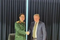 Cục trưởng Phạm Mạnh Thắng và ông Bernard Philip trao tặng quà lưu niệm.