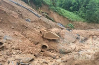 Sạt lở ta-luy âm trên đường Trường Sơn nhánh đông, vị trí km80+530.