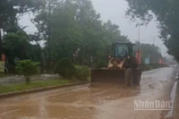 Công nhân Văn phòng Quản lý Đường bộ II.5 hót dọn bùn đất sau khi nước rút.