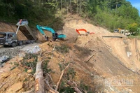 Tình trạng sạt lở nghiêm trọng do bão số 13 gây ra trên Quốc lộ 20, đi qua tỉnh Lâm Đồng.