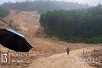 Lực lượng bảo dưỡng thường xuyên tiếp tục khắc phục chưa xong hậu quả bão số 12 tiếp tục khắc phục hậu quả cơn bão số 13 trên tuyến đường Trường Sơn nhánh đông.