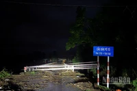 Cầu Đắk Pờ Tó bị lũ cuốn trôi đoạn đường đầu cầu, hiện đang được các lực lượng chức năng cấm biển cấm lưu thông.
