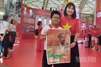 Chị Nguyễn Thị Hồng Nhung và con trai hiện đang sinh sống tại Sơn Tây (Hà Nội),chia sẻ, chị và cảm thấy rất may mắn khi tới tham quan triển lãm lần này rất ý nghĩa lại may mắn được tặng số phụ san của Báo Nhân Dân. "Gia đình chị khi biết Báo Nhân sẽ tặng phụ san nhân kỷ niệm 80 năm Quốc khánh đều hy vọng sẽ được sở hữu, nay các cháu nhà đã được cầm trên tay nên cảm thấy rất biết ơn", chị Nhung cho biết.