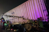 Hiện trường vụ tai nạn va chạm giữa tàu hỏa và ô-tô tải tối 25/2. (Ảnh: Công an Hà Nội)