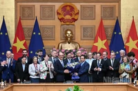 Thủ tướng Phạm Minh Chính với đại diện Phái đoàn Liên minh châu Âu tại Việt Nam và Đại sứ các nước thành viên EU tại Việt Nam.