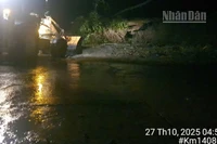 Lực lượng chức năng xuyên đêm khắc phục hậu quả mưa lũ lớn để thông đường và điều phối giao thông an toàn.