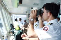 Ảnh minh họa: Một hoa tiêu tàu đang thực hiện nhiệm vụ.