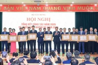 Phó Thủ tướng Trần Hồng Hà và Bộ trưởng Trần Hồng Minh trao Bằng khen của Thủ tướng Chính phủ tặng các tập thể, cá nhân tại hội nghị Tổng kết công tác năm 2025 và triển khai nhiệm vụ năm 2026 của Bộ Xây dựng.