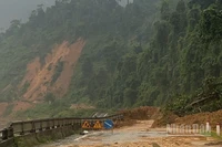 Đường Hồ Chí Minh qua thành phố Đà Nẵng tiếp tục sạt lở nặng do ảnh hưởng mưa lớn kéo dài: đoạn Km1354+100-Km1354+550.