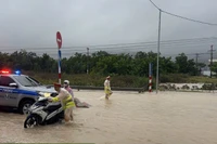 Lực lượng Cảnh sát giao tại Khánh Hòa (Ninh Thuận) hỗ trợ người tham gia giao thông trên tuyến Quốc lộ 1.