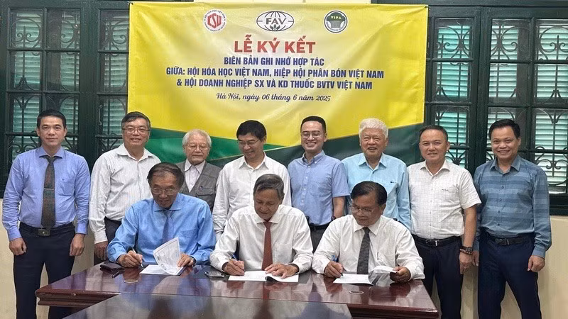 Đại diện Hội Doanh nghiệp sản xuất và kinh doanh thuốc bảo vệ thực vật Việt Nam, Hội Hóa học Việt Nam, Hiệp hội Phân bón Việt Nam ký biên bản ghi nhớ hợp tác.