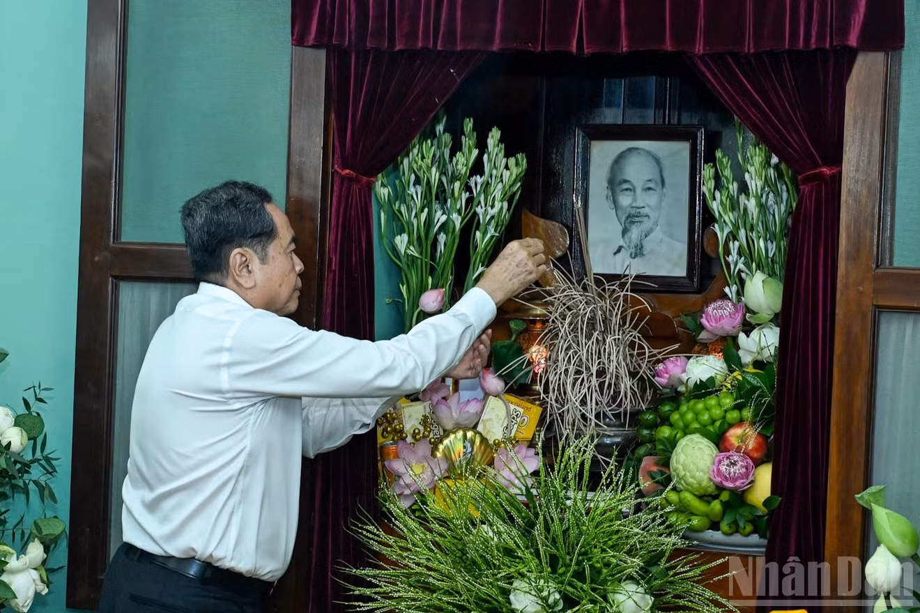 Chủ tịch Quốc hội Trần Thanh Mẫn dâng hương tưởng nhớ Bác Hồ tại Nhà 67, Khu di tích Chủ tịch Hồ Chí Minh trong Phủ Chủ tịch. (Ảnh: DUY LINH)