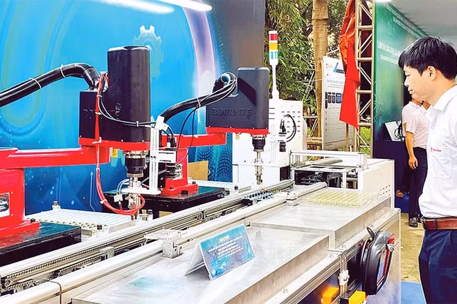 Mô hình dây chuyền sản xuất tự động ứng dụng công nghệ Vision Guided Robotics (VGR) của Công ty cổ phần Bóng đèn Phích nước Rạng Đông.