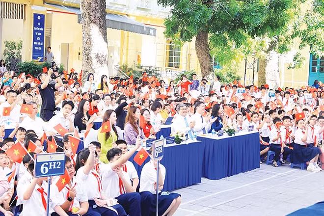 Học sinh Trường THCS Trưng Vương (phường Cửa Nam) hân hoan chào đón năm học mới 2025-2026.