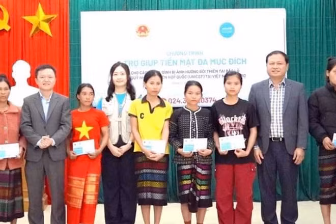 Các đại biểu trao trợ giúp tiền mặt tặng hộ gia đình bị ảnh hưởng thiên tai ở xã Kim Ngân, tỉnh Quảng Trị. (Ảnh NH)