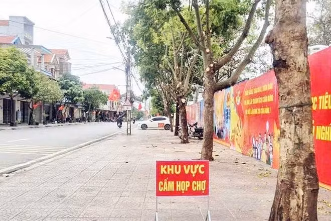 Một khu vực trung tâm xã trước đây vốn là "chợ cóc", nay đã được xử lý triệt để. (Ảnh Việt Hoàng)