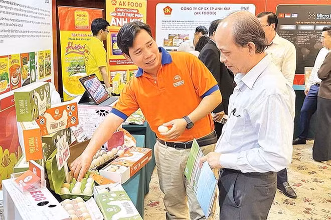 Người tiêu dùng tìm hiểu sản phẩm trứng gia cầm tại một sự kiện do HUBA tổ chức mới đây.