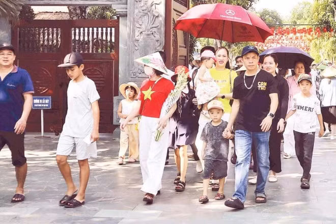Đông đảo Nhân dân về Khu di tích quốc gia đặc biệt Kim Liên từ sớm.