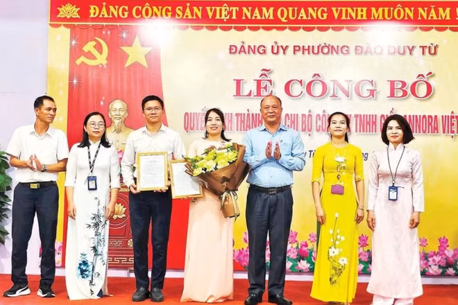 Đại diện Đảng ủy phường Đào Duy Từ trao quyết định thành lập Chi bộ đảng trong Công ty trách nhiệm hữu hạn Giầy Annora Việt Nam.