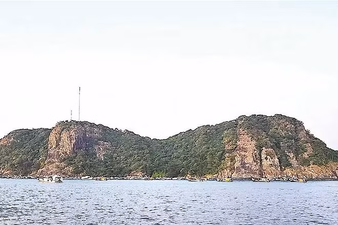 Một góc cụm đảo Hòn Chuối nằm trong Khu bảo tồn loài-sinh cảnh cấp tỉnh tại Cà Mau, nơi có đông đảo ngư dân phát triển nghề nuôi biển.