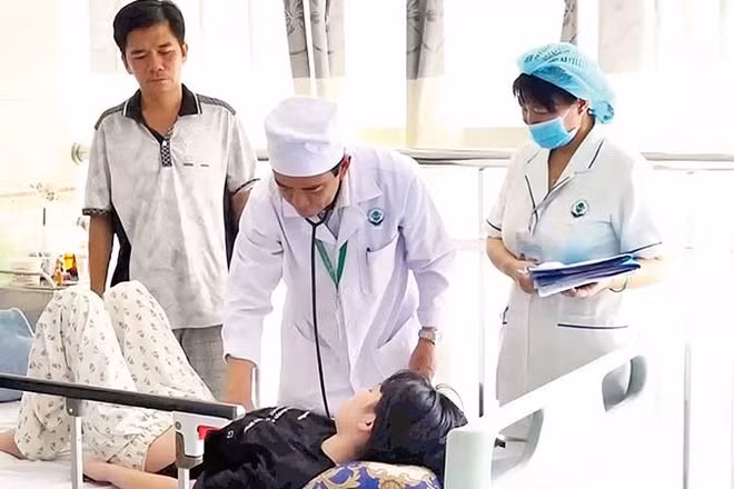 Khám cho bệnh nhi đang điều trị sốt xuất huyết tại Bệnh viện Nhi đồng Cần Thơ.