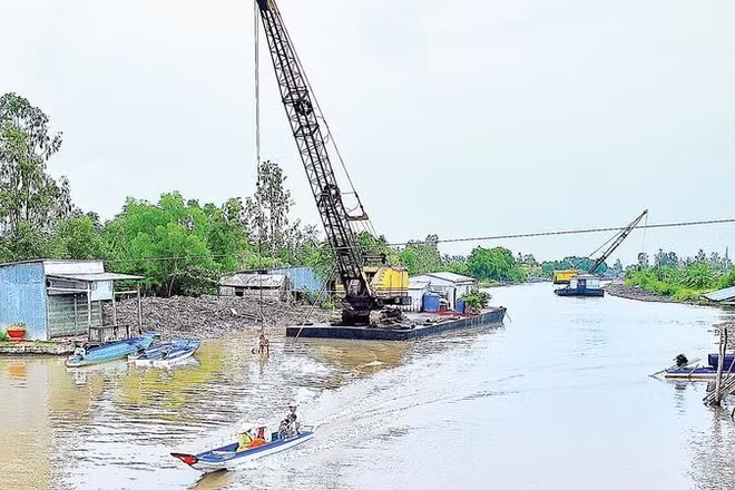 Tại các tuyến sông lớn ở Cà Mau, bùn nạo vét thường được tận dụng một phần để phục vụ mở rộng lộ nông thôn nhưng phần lớn đổ cặp mé sông, lâu ngày lại bị trôi rửa về sông.