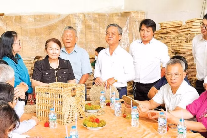 Đoàn công tác của Đại học Quốc gia Thành phố Hồ Chí Minh khảo sát thực tế tại Hợp tác xã An Phú.