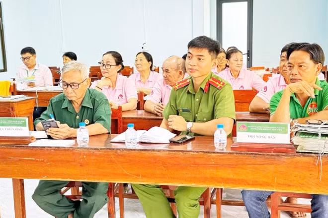 Phường Lộc Ninh tổ chức giải ngân vốn cho hai khách hàng đầu tiên theo chính sách mới về vốn tín dụng đối với người sau cai nghiện.