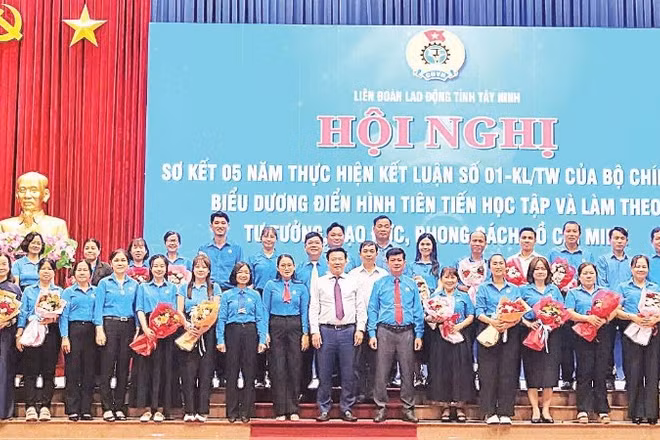 Lãnh đạo tỉnh Tây Ninh khen thưởng các cá nhân và tập thể có thành tích xuất sắc.