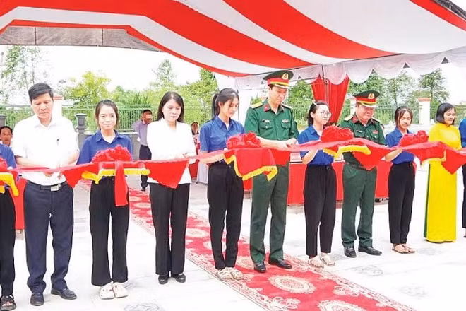 Các đại biểu cắt băng khánh thành công trình tri ân các Anh hùng liệt sĩ (Ảnh HIẾU MINH)